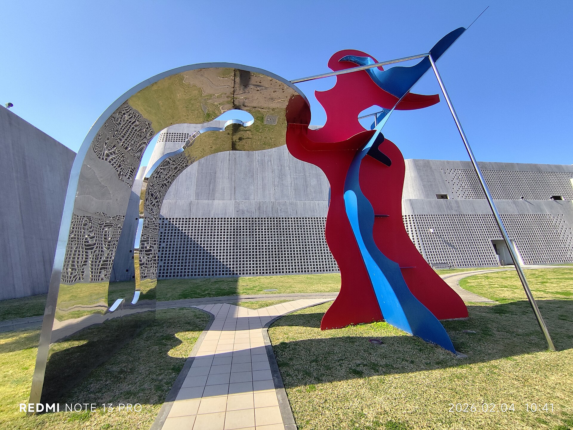JP 沖繩 Okinawa 那霸市 Naha City 沖繩縣立 博物館 Okinawa Prefectural Museum outdoor sculpture in February 2026