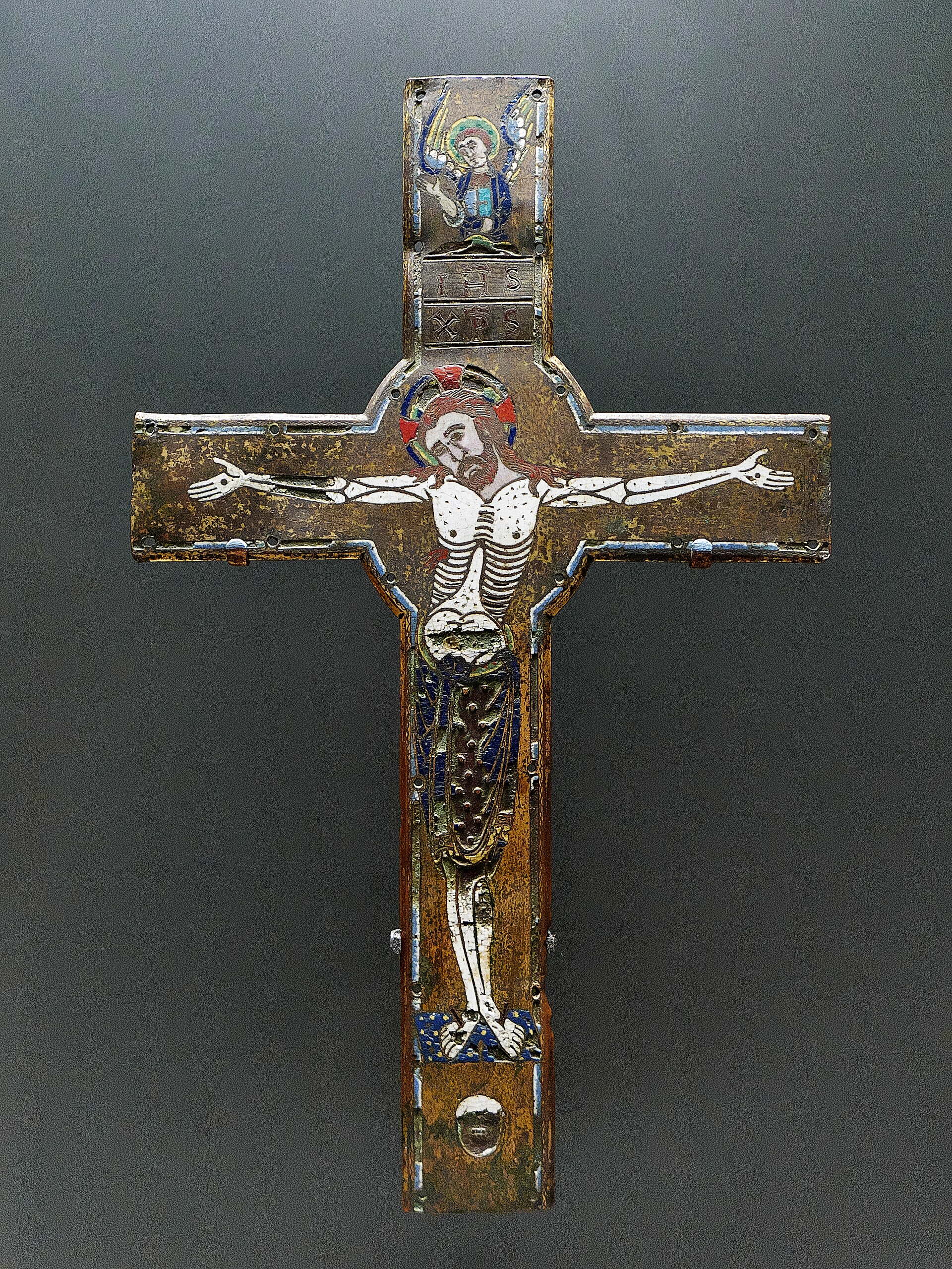 British Museum . Crucifijo con figura de Cristo, esmaltado y dorado, procedente de Limoges (ca. 1190), empleando cobre, oro y esmalte.