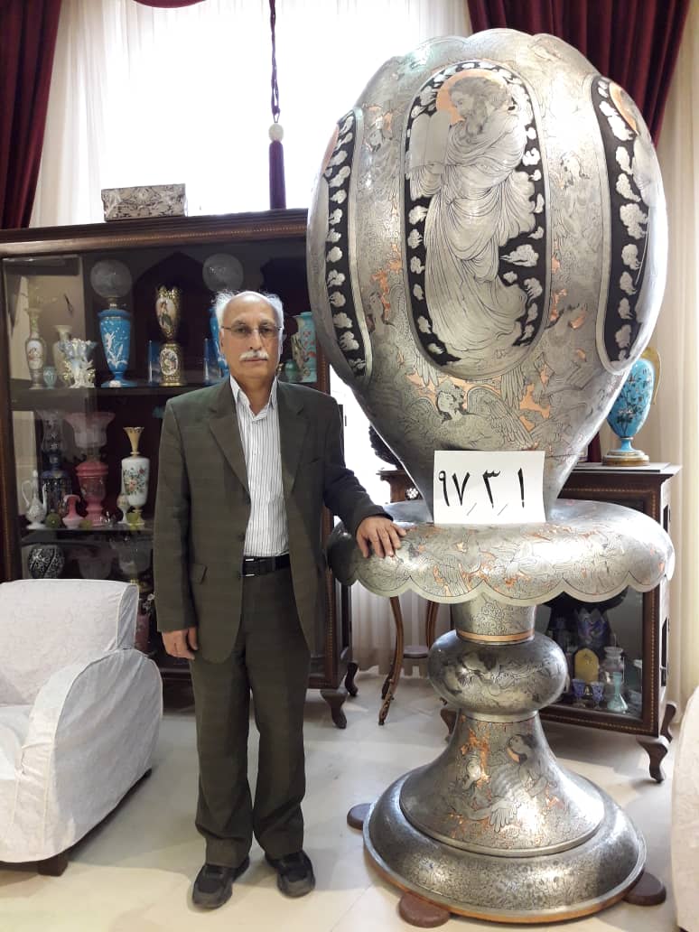 بهرام الیاسی در کنار یکی از آثار قلمزنی خود
