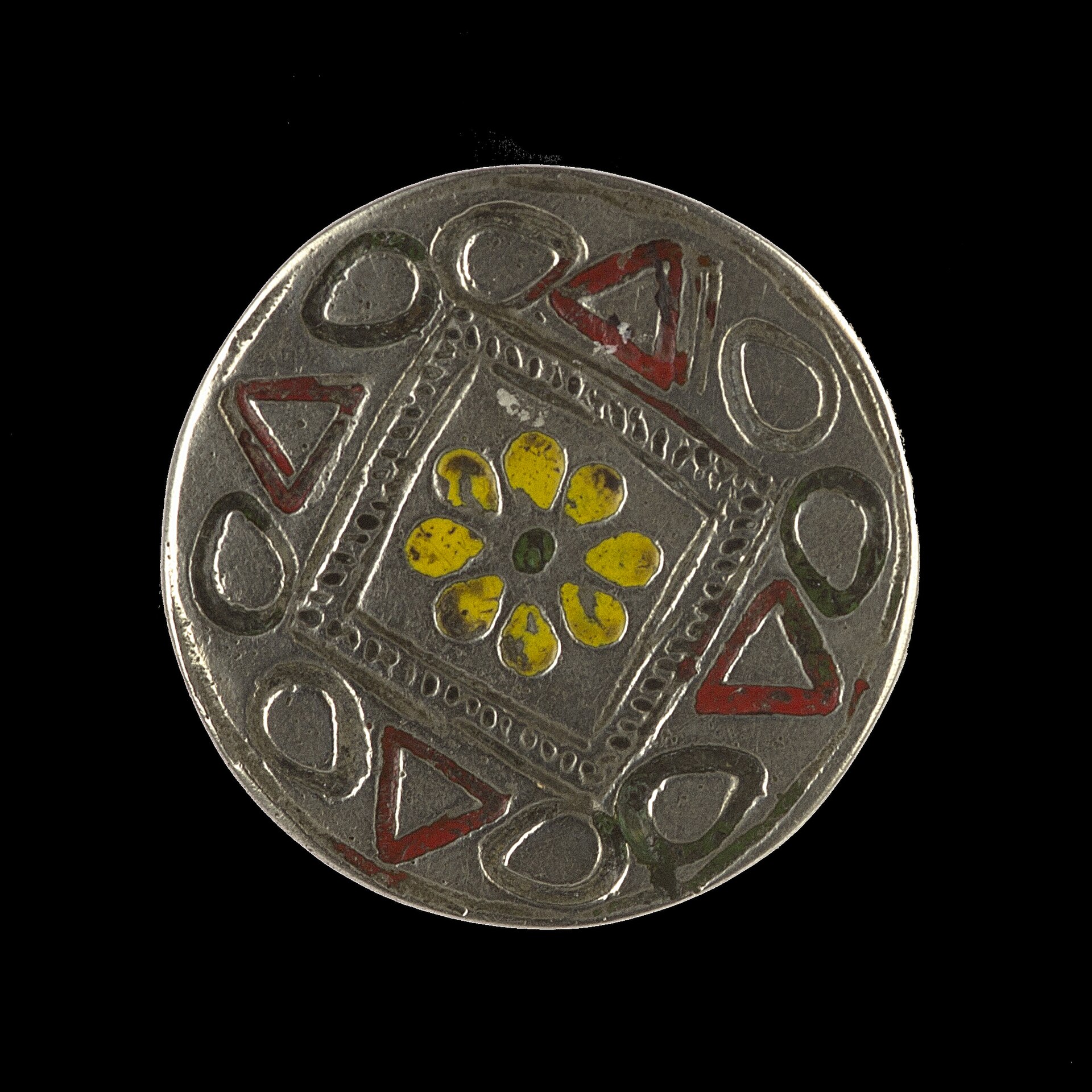 Engraved and enamelled round ring Population : Siwa Oasis Egypt. Collector and collection : Pierre-Henri Giscard, Institut des déserts Date of collection : 20 th century date QS:P,+1950-00-00T00:00:00Z/7 Materials : silver Size : 4,2 x 4,2 x 2,5 cm