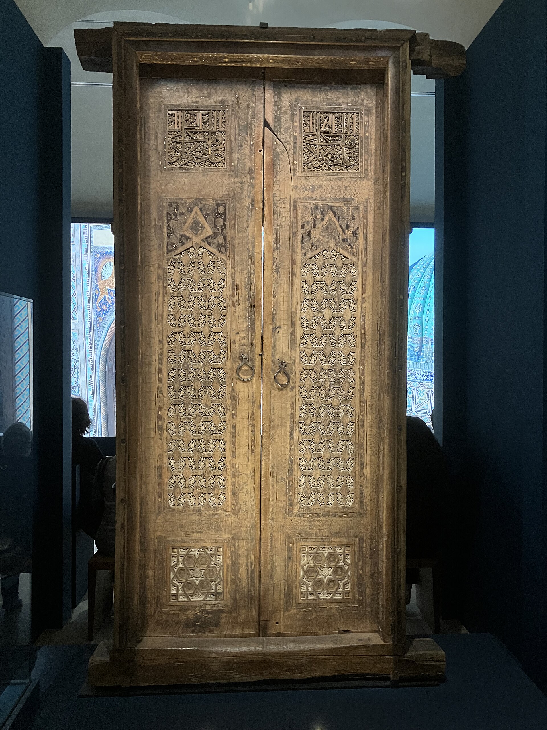 Door - Uzbekistan, Samarkand, Guri Mir -early 15th century - Wood, sculpted decoration, traces of polychromy and micro-mosaics (khatamkari) - State Museum of History of Culture of Uzbekistan - Reserve D80 ; A99 - This door belonged to the Gur-i Mir, the mausoleum of Amir Timur or Tamerlan in Samarkand. A similar example is preserved in the Hermitage Muteum (Saint Petersburg in Russia)