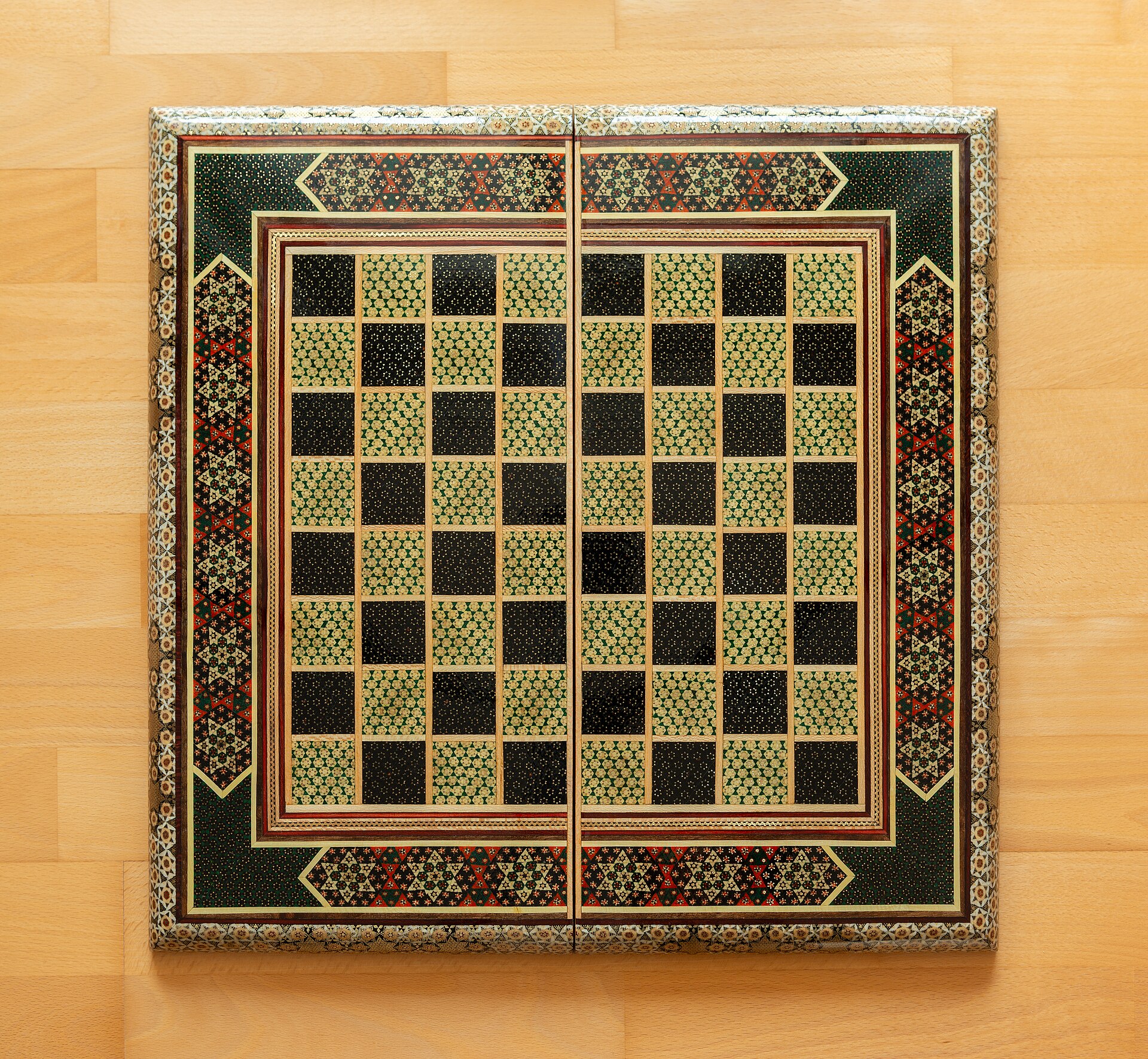 Moarraq: De Puzzelkunst van Perzisch Houtmozaïek Ontrafeld