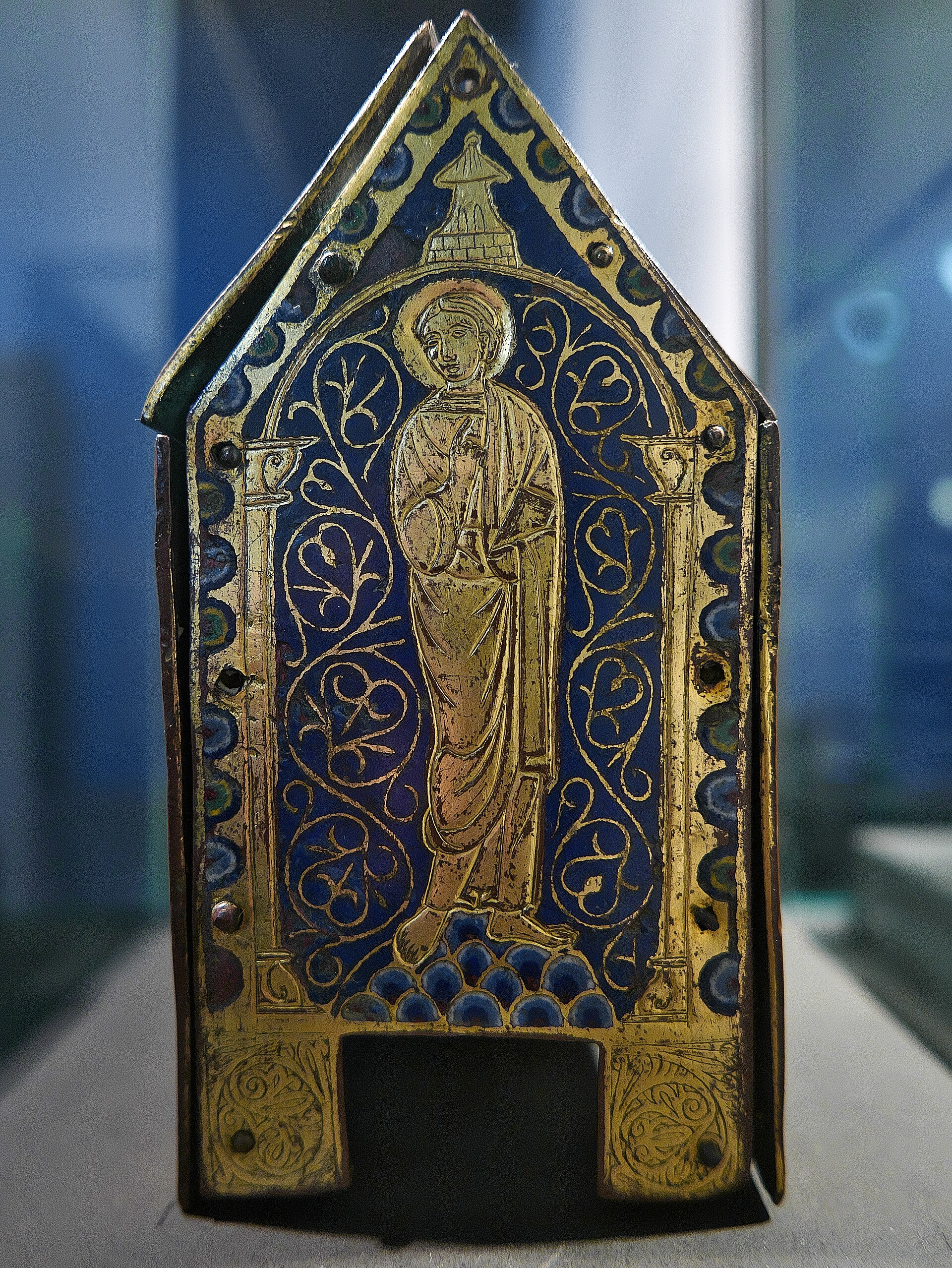 Lateral derecho de la arqueta de Monasterio de Santo Domingo de Silos, Taller de Limoges , cobre dorado y esmaltado sobre madera (s. XII). Figura con limbo y libro. Arqueta de talleres de Limoges, Museo de Burgos