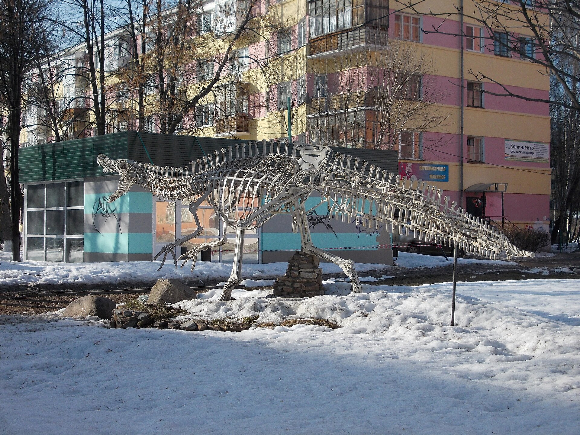 A dinosaur skeleton–like statue in Yaroslavl.
