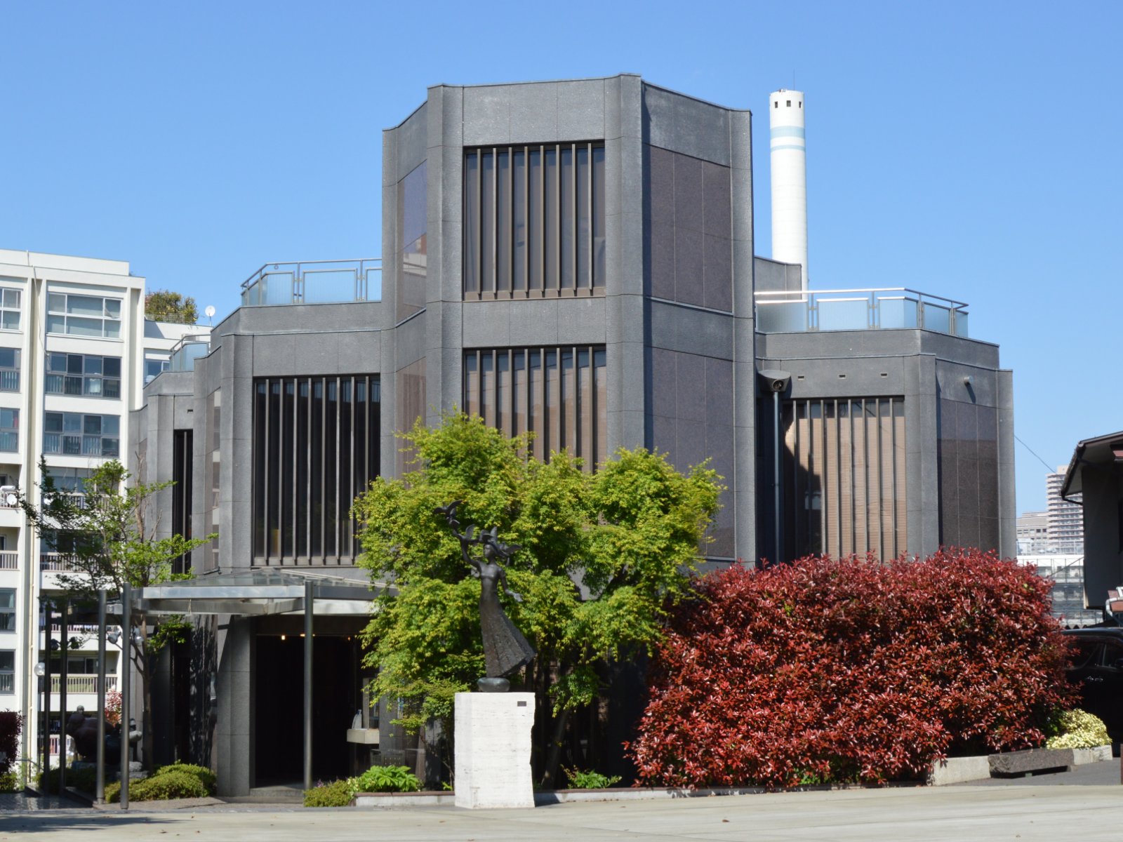 グローバル・メタルアートの現在地:伝統技法と現代彫刻が交差する金属工芸の革新