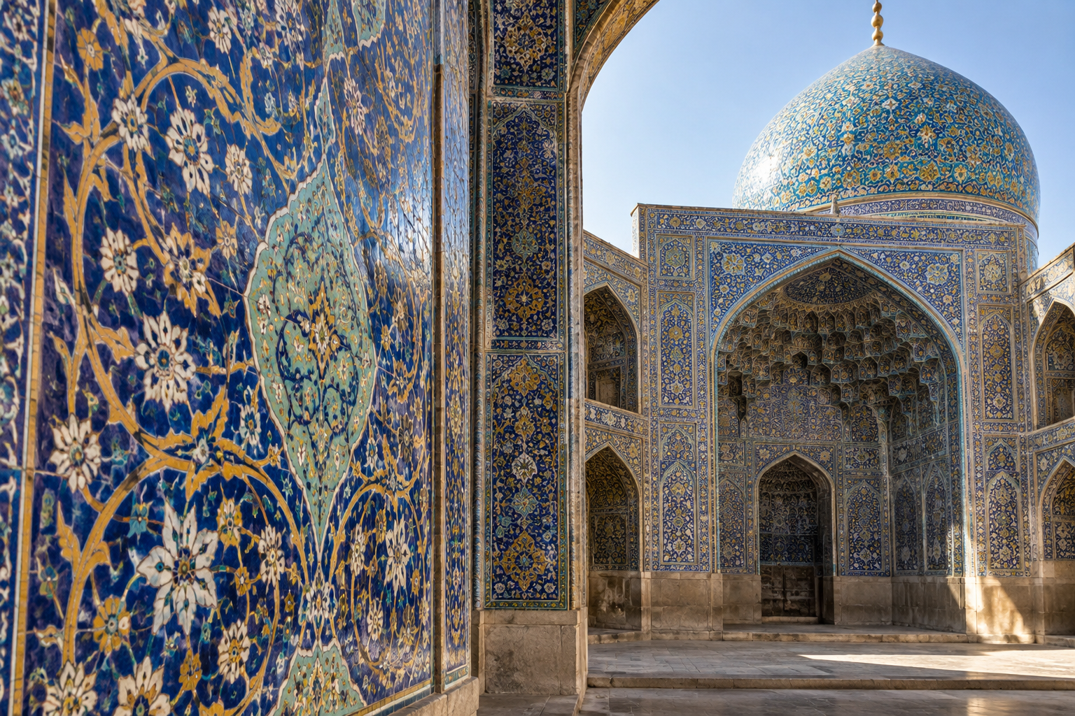 Detalle intrincado de azulejos persas con patrones geométricos y florales en tonos azul ultramar, turquesa y crema