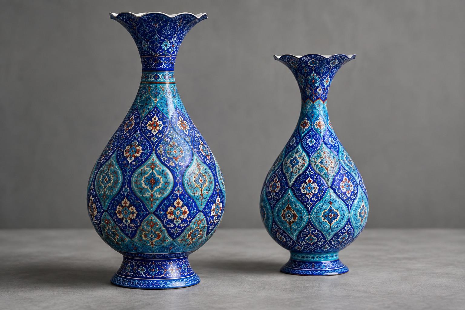 Illustration de deux vases de style minakari, bleu cobalt et turquoise, ornés de motifs floraux sur une surface grise.