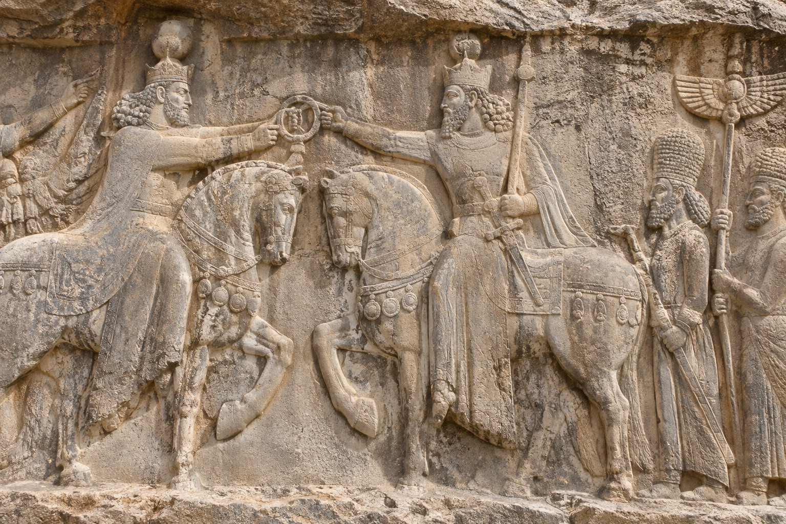 Reconstitution illustrée d’un relief d’inspiration sassanide avec deux figures couronnées à cheval et des personnages debout.